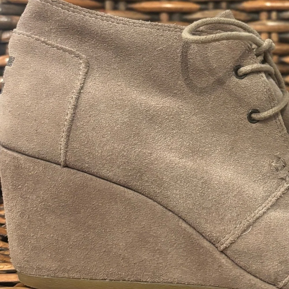 Tom’s Women's Suede Ankle Boots in size 10. Tan